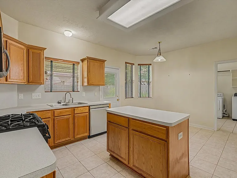 10840 Sycamore Dr N — Photo 14