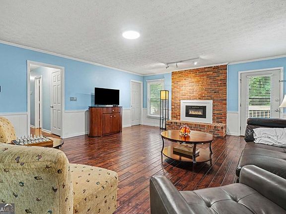 2nd image of 2726 Ravenwood Dr