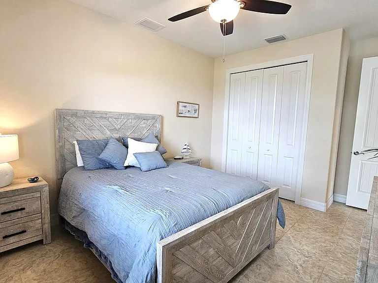 3rd bedroom-queen bed