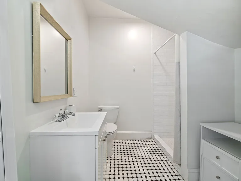 627 Library Pl — Photo 5