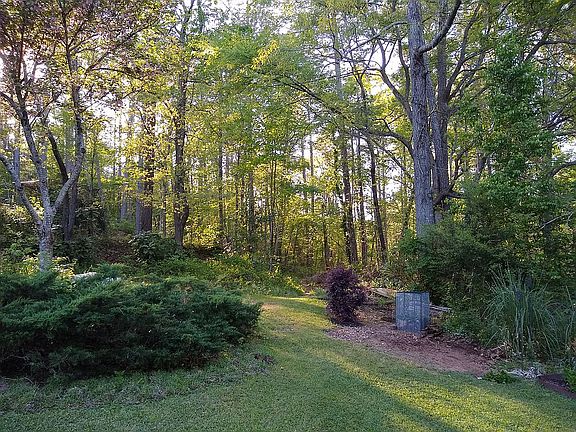 4th image of 1025 Lake Dr
