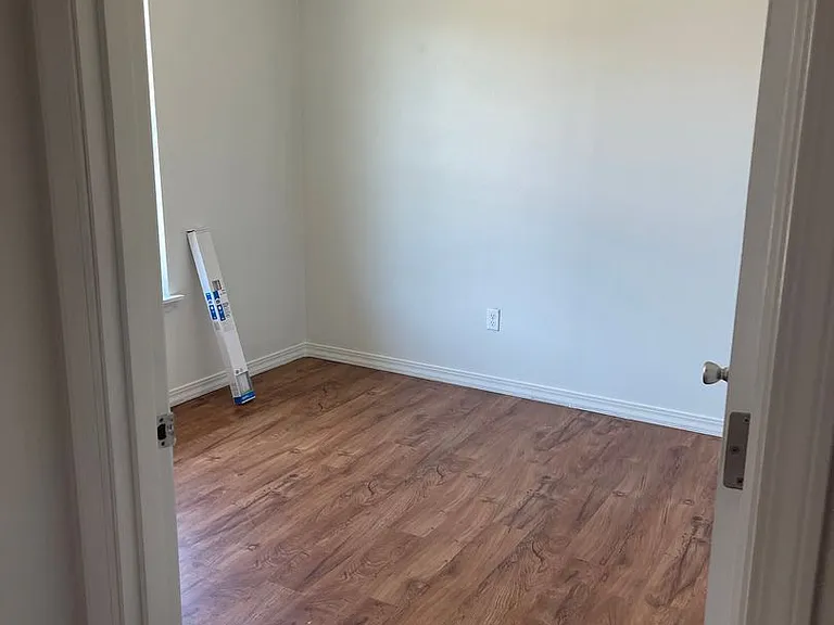1406 E Adelia Ct — Photo 9