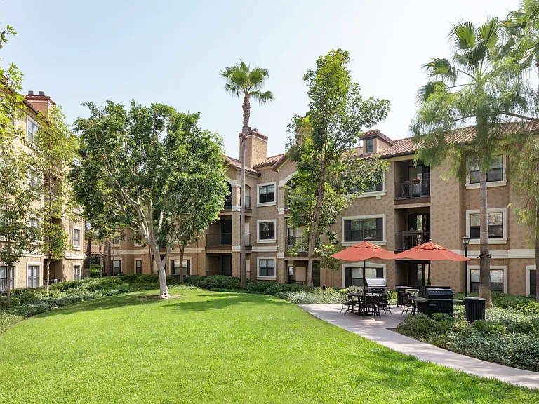 Monte Vista Apartment Homes — Photo 11