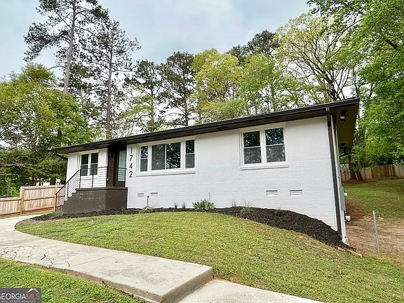 3rd image of 1742 Constitution Rd SE