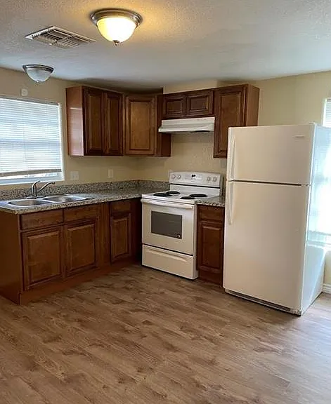 706 Harris Ave — Photo 4