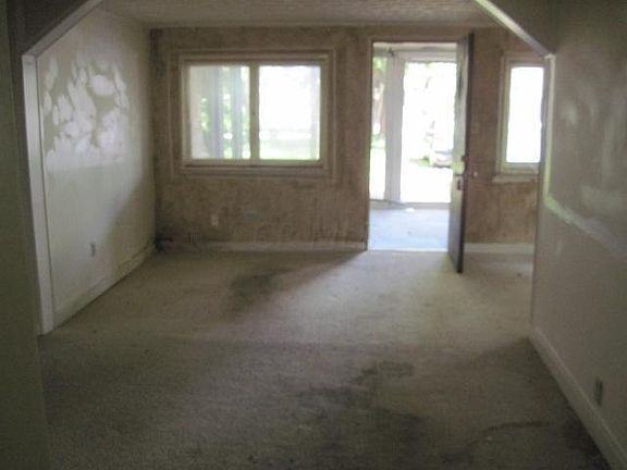 4th image of 233 W Kanawha Ave