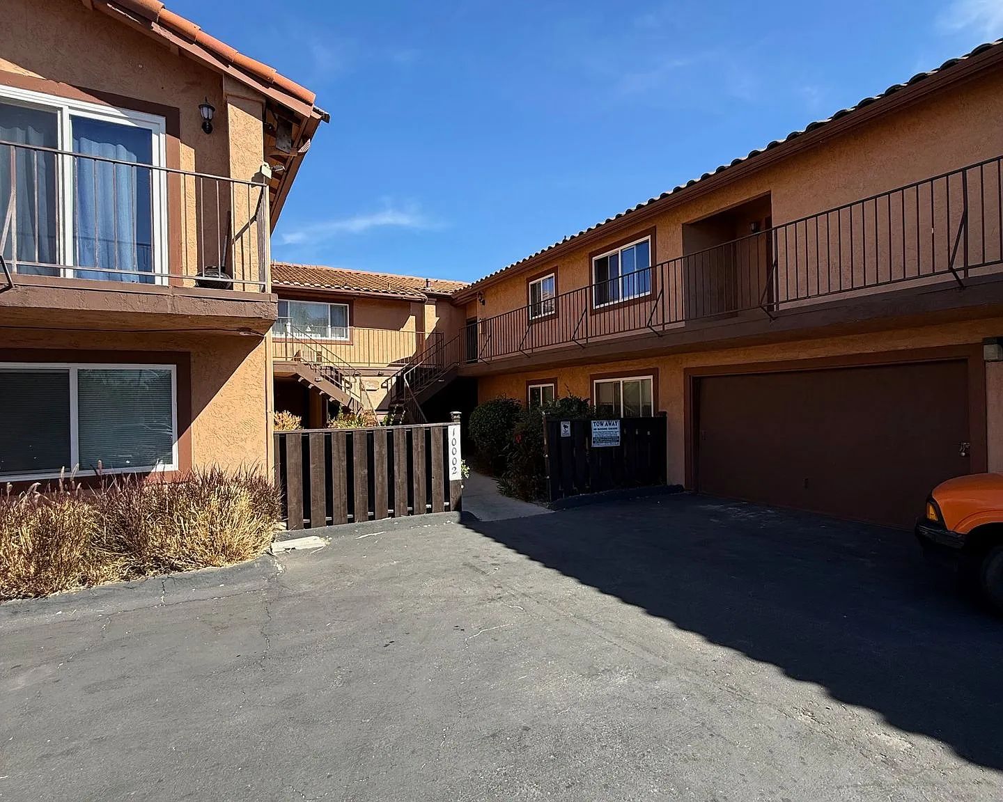 Spacious 2 bedroom/2 Bathroom Home close to Dining and Shopping — Photo 3