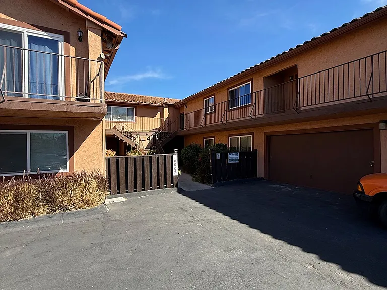 Very Nice 2 bedroom/2 Bathroom home close to Dining and Shopping — Photo 3