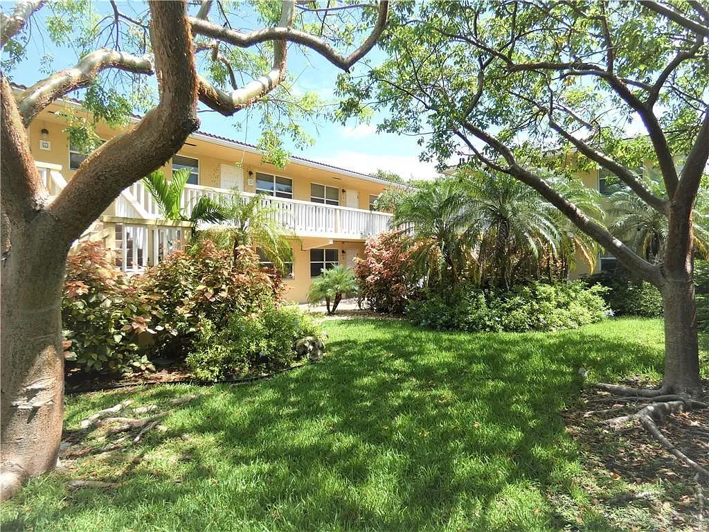 2 bed, 1.0 bath, 702 sqft, $1,700 — Photo 1