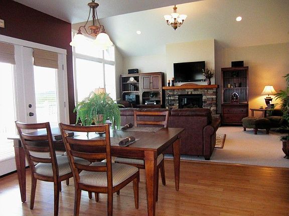 Enjoy your mountain and reserve tract views from windows galore
