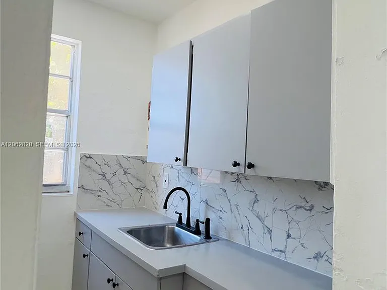 1560 SW 5th St #4 — Photo 4