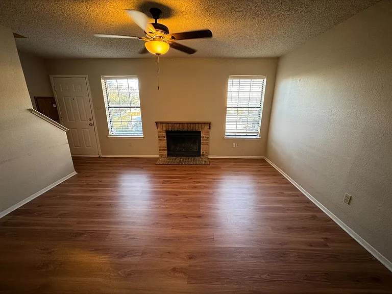 1227 Dallas Dr — Photo 3