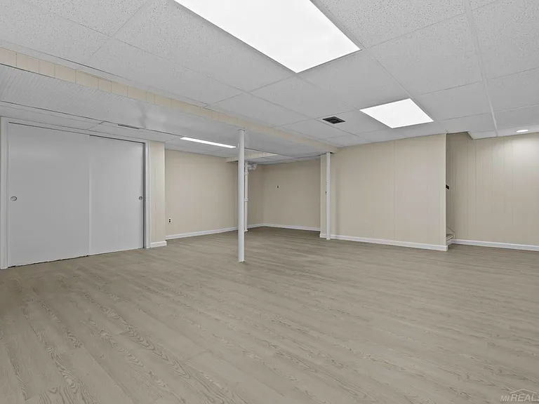 23729 Grove St — Photo 24
