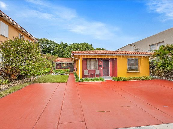 3rd image of 1025 SW 11th St