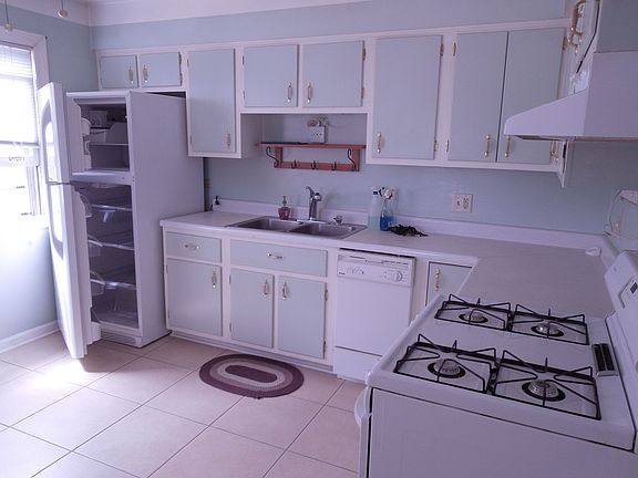 3rd image of 1110 Surrey Dr