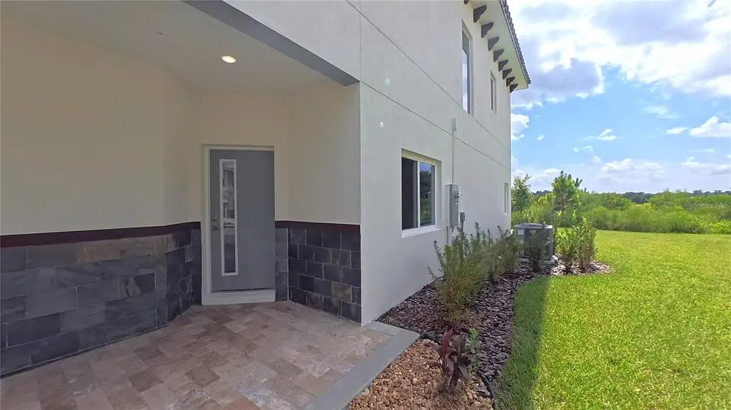 4 bed, 2.5 bath, 2250 sqft, $2,550 — Photo 2