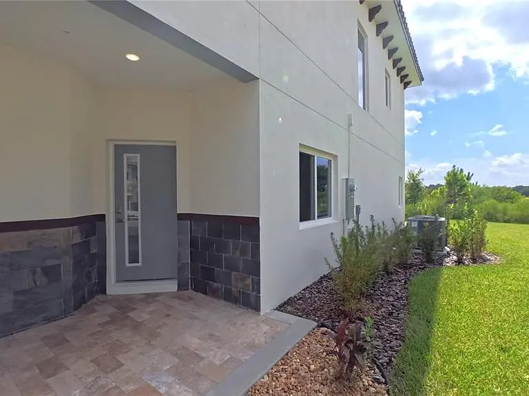 1835 Brentwood Ct — Photo 2
