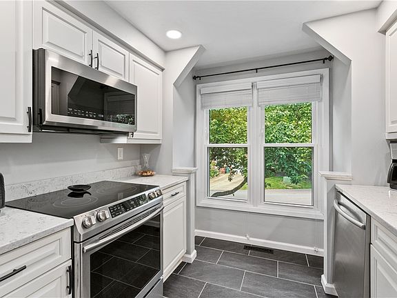 4th image of 105 Spruce Ct