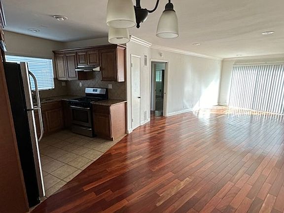 4th image of 1622 S Beverly Glen Blvd APT 10