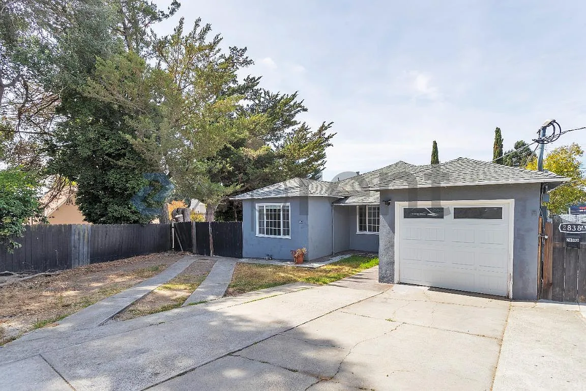 5 bed, 2200 sqft, $4,995 — Photo 3