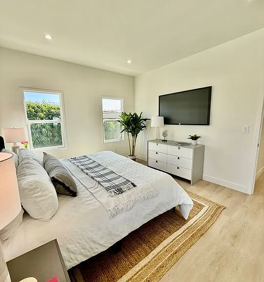 900 N Alfred St #2 — Photo 17