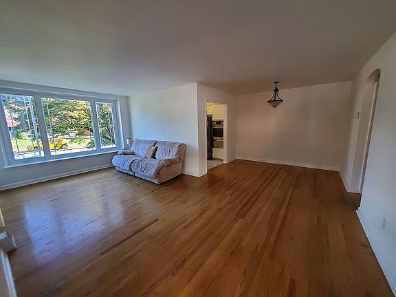 3rd image of 7322 Shelbourne St