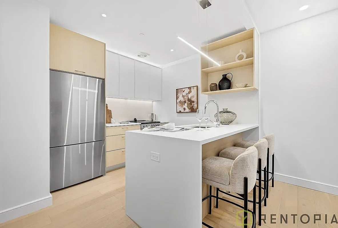 555 West 45th Street — Photo 3