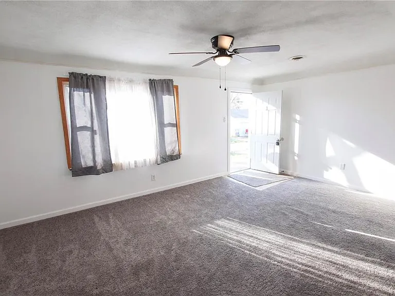 205 Debbie Ln — Photo 3