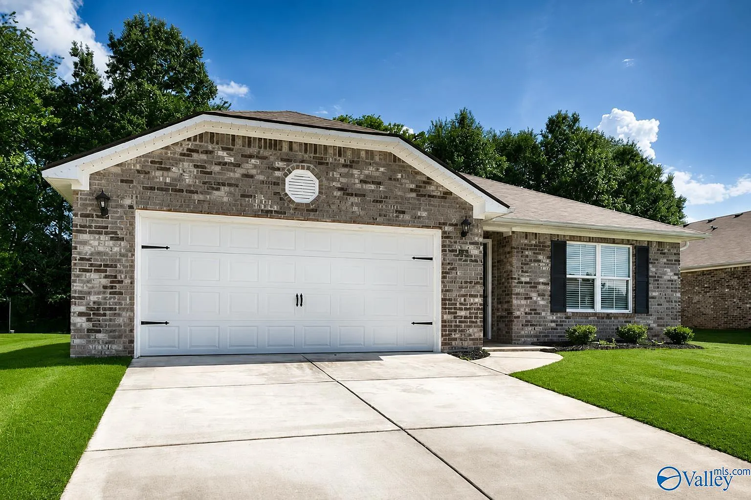 5 bed, 2.5 bath, 1955 sqft, $2,400 — Photo 2