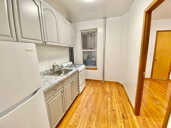 5th image of 328 E 9th St APT 3