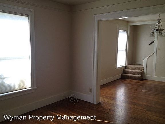 4th image of 1572 Oak St
