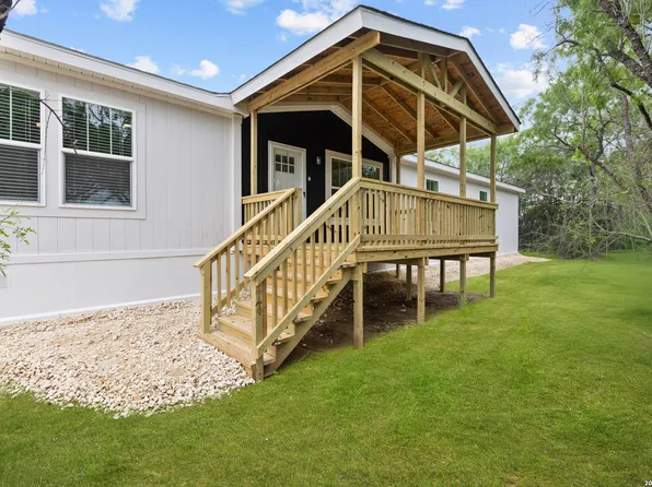 697 County Road 664, Devine, TX 78016