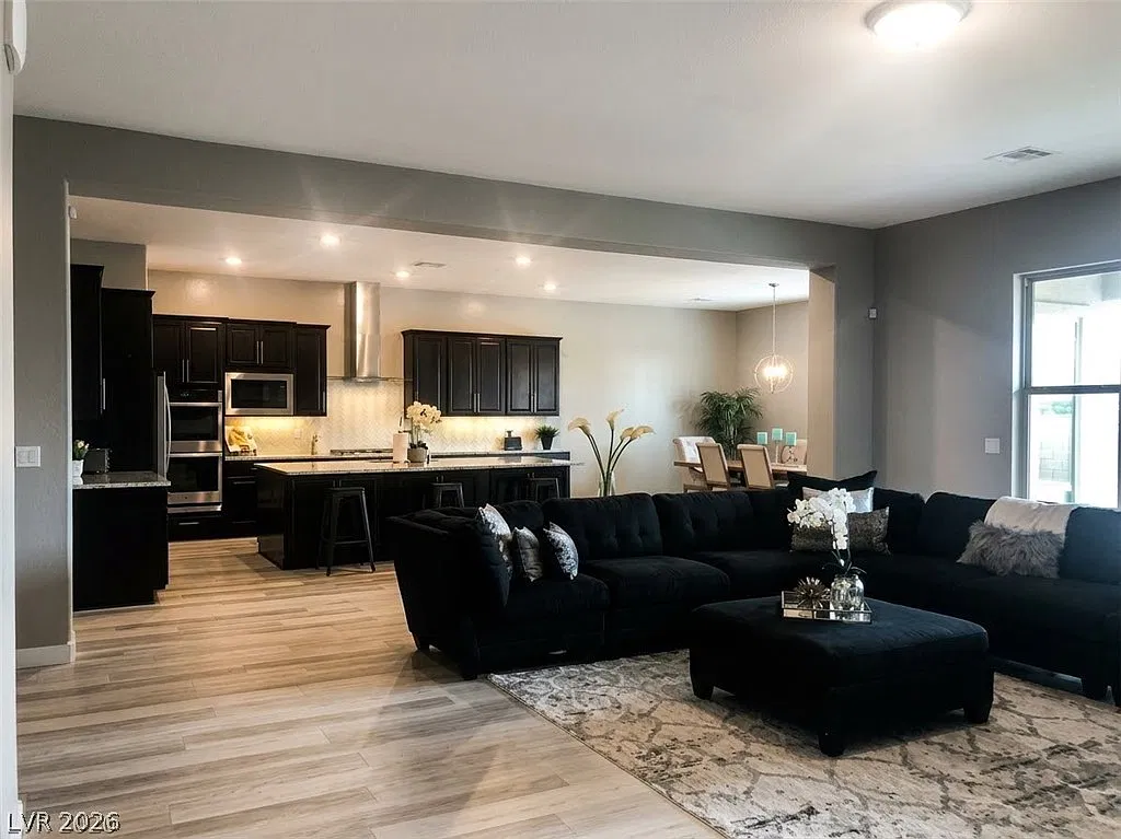 4 bed, 3.5 bath, 3751 sqft, $4,850 — Photo 2