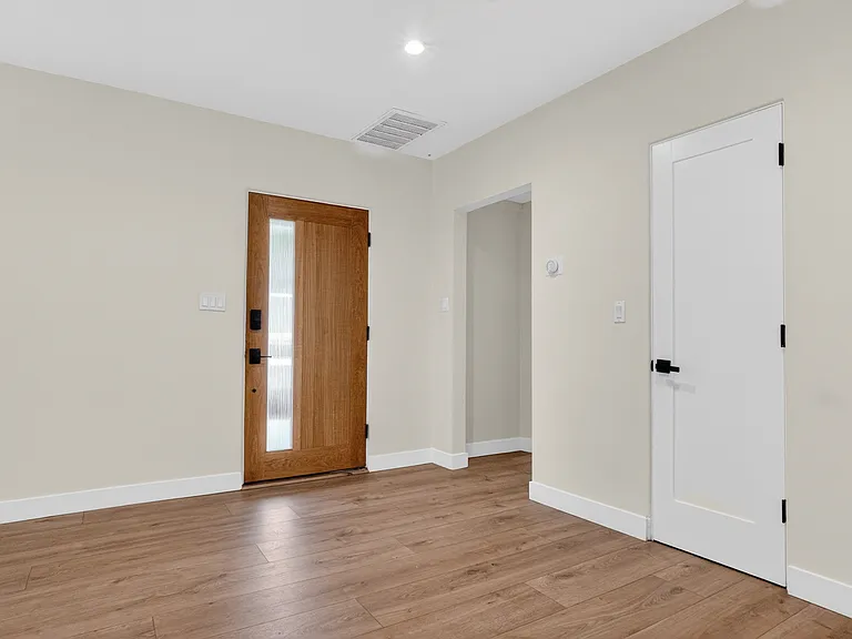 4711 Tyrone Ave — Photo 18