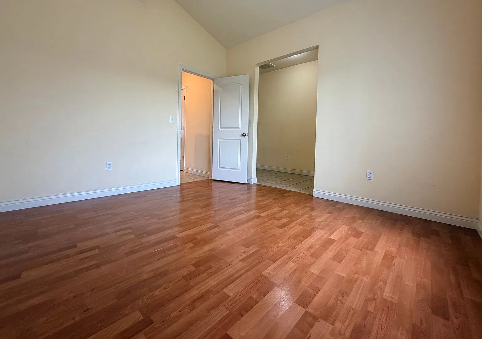 3 bed 2 bath home with Fenced in backyard! — Photo 3