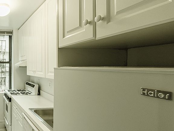 3rd image of 426 E 81st St APT 1C
