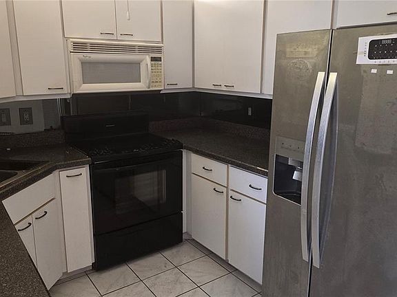 3rd image of 213 RUBENS DRIVE #H