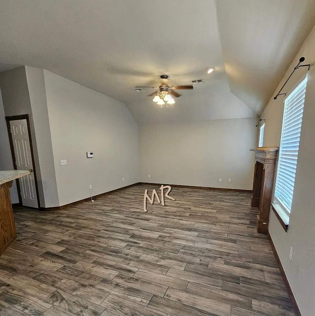 3 bed, 2.0 bath, 1406 sqft, $1,645 — Photo 3