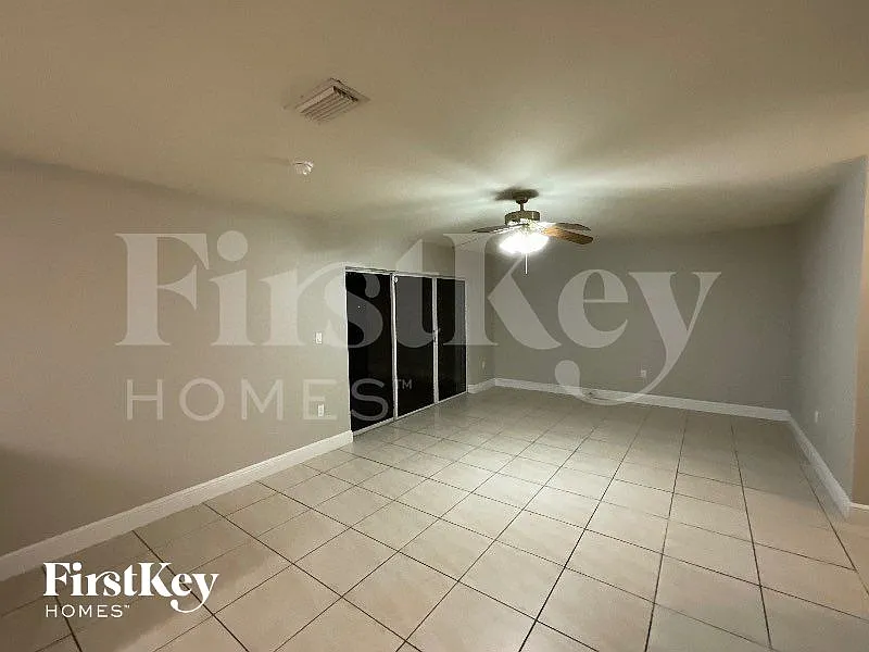4 bed, 2.0 bath, 2658 sqft, $3,875 — Photo 4