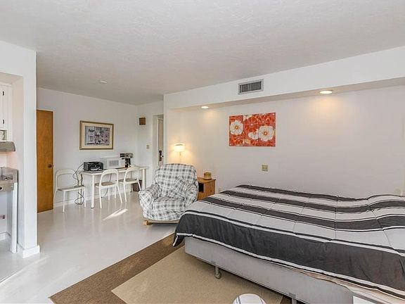 4th image of 5060 Sherwood Ln #5060