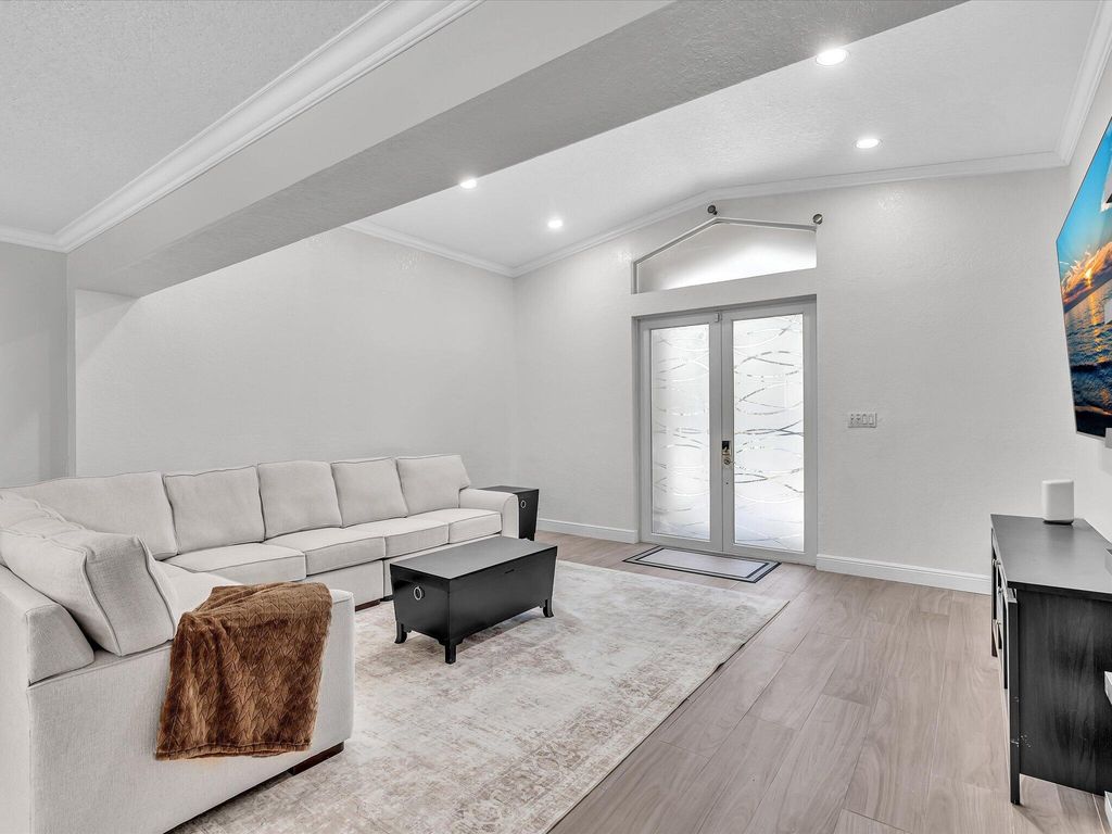 948 SE 10TH Court, photo 9
