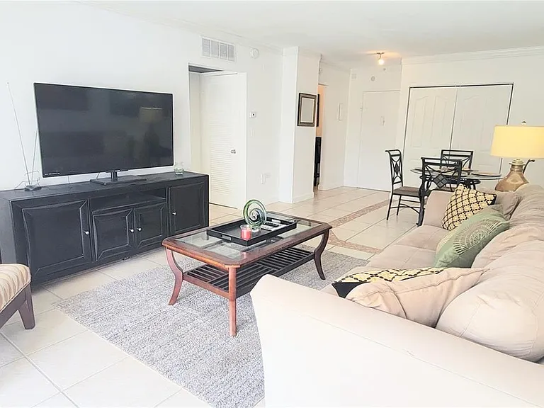 400 S Kings Point Dr #220 — Photo 3