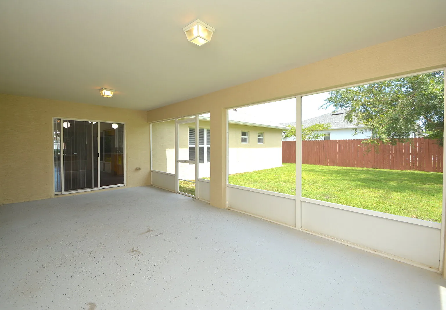4 bed, 2.0 bath, 2262 sqft, $2,300 — Photo 2