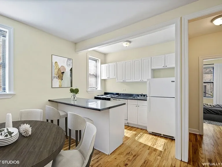 719-27 West Barry Avenue — Photo 17