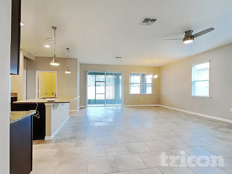 112 Waterside Cir — Photo 3