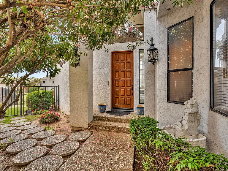 5640 Edgeview Dr — Photo 4