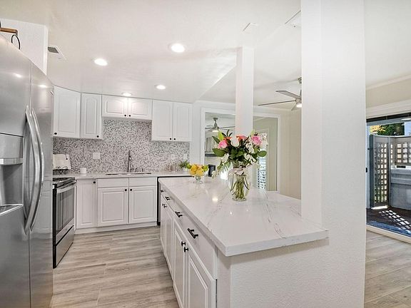 5th image of 532 Via De La Valle Unit F