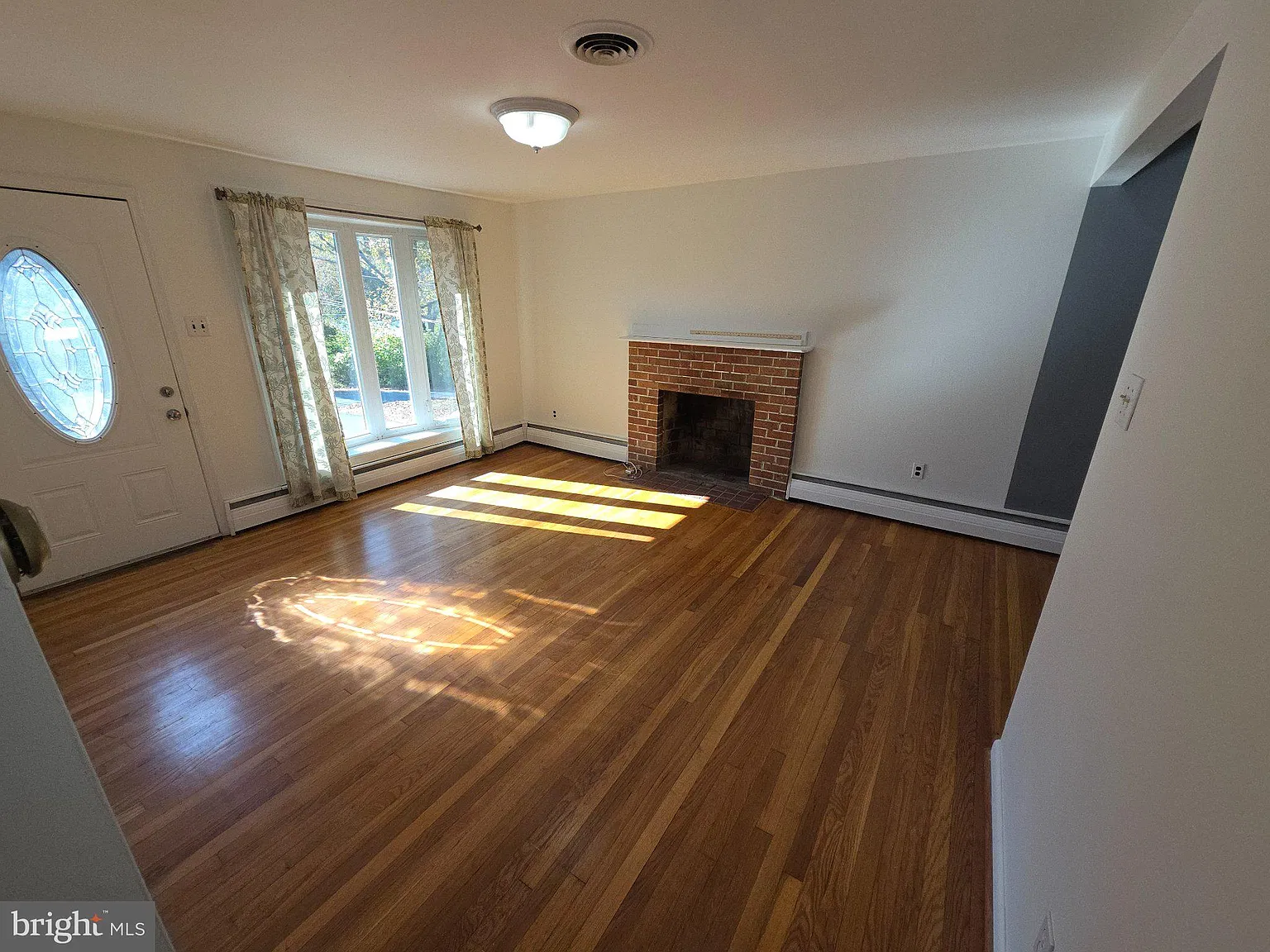 3 bed, 1.0 bath, 1180 sqft, $2,600 — Photo 4