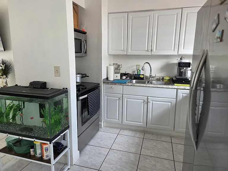 2121 W Rambla St — Photo 9