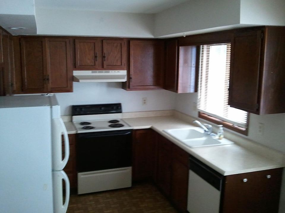 2nd image of 825 Cheshire Ct